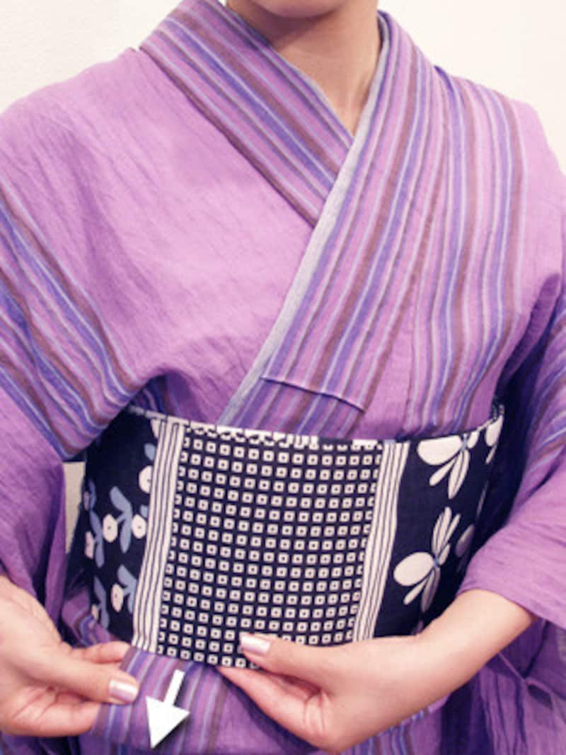 浴衣の着崩れ直し方4.下に引いて整えます。（通常はこれでOK