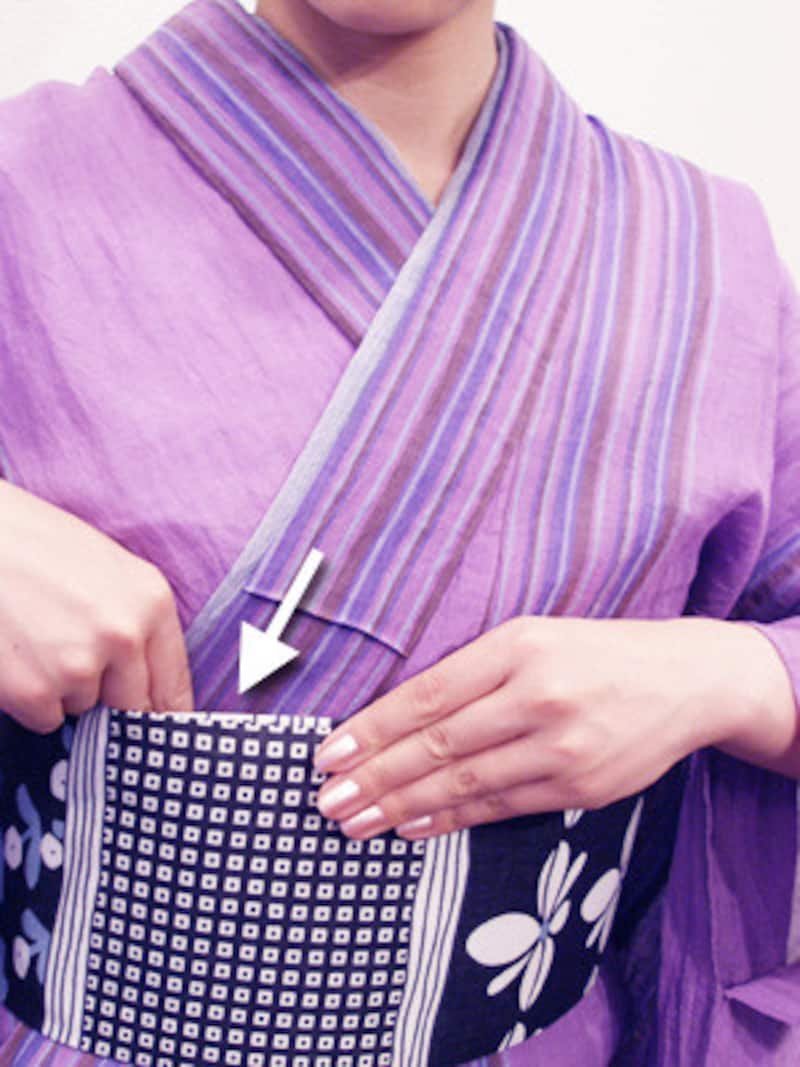 ※特殊な着付けでおはしょりを引くと乱れる場合、帯の上から押し込んで整えます。