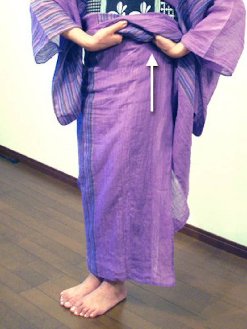 浴衣の着崩れ直し方1.上前を持ち上げ、下前を引き上げて腰紐の上へ押し込みます。