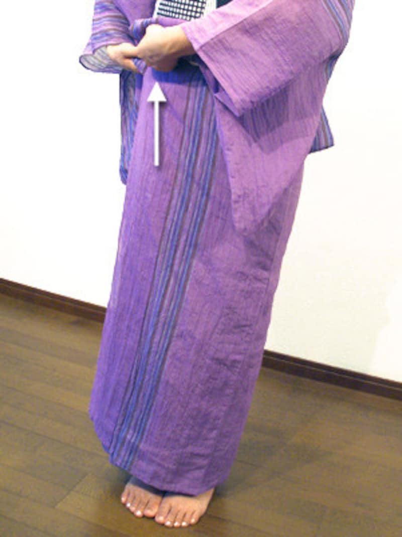 浴衣の着崩れ直し方2.次に、上前を引き上げて腰紐の上へ押し込みます。