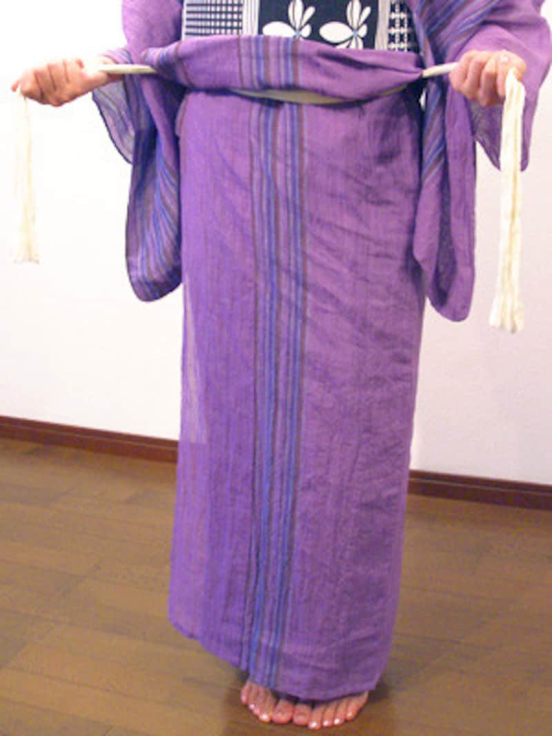 浴衣の着崩れ直し方3.原因は腰紐のゆるみなので、腰紐の結び目を解いて結び直しておくと安心です。