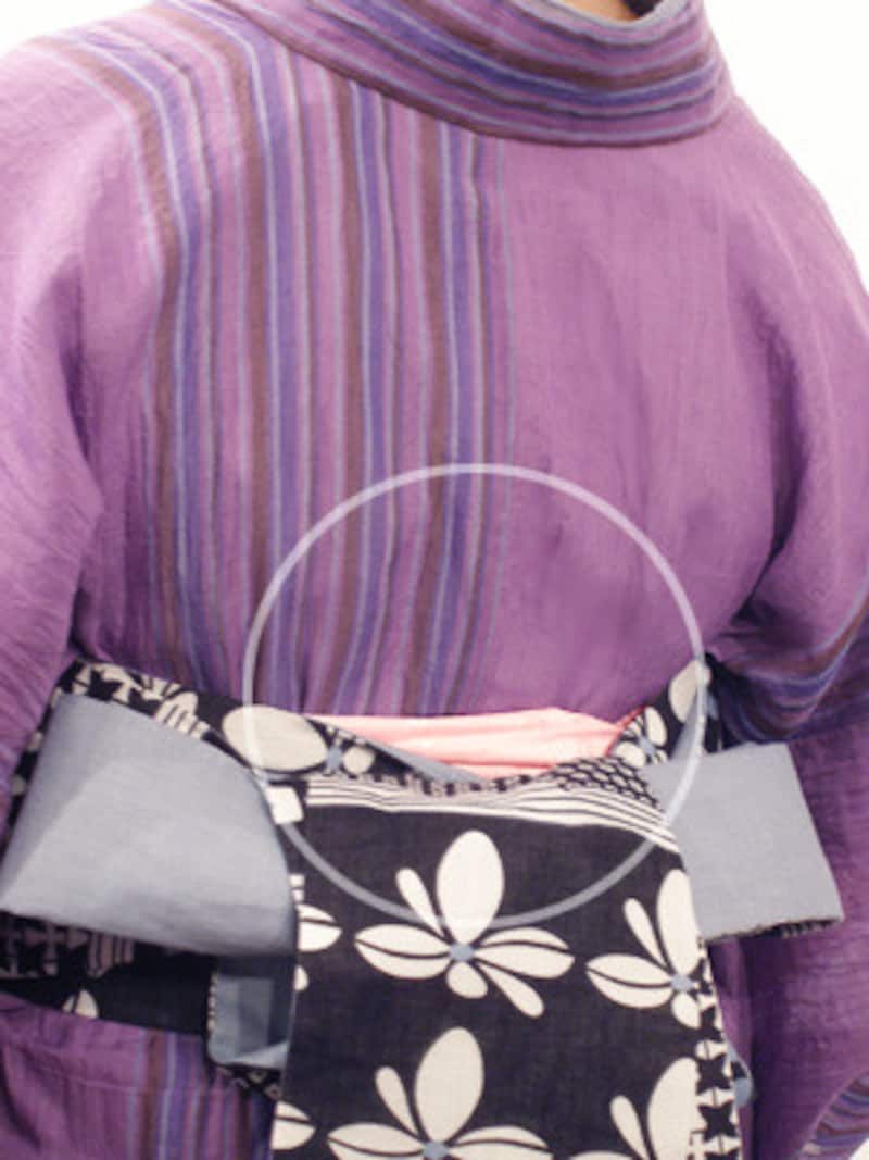 背中の伊達締めが見えているときの浴衣の着崩れの直し方