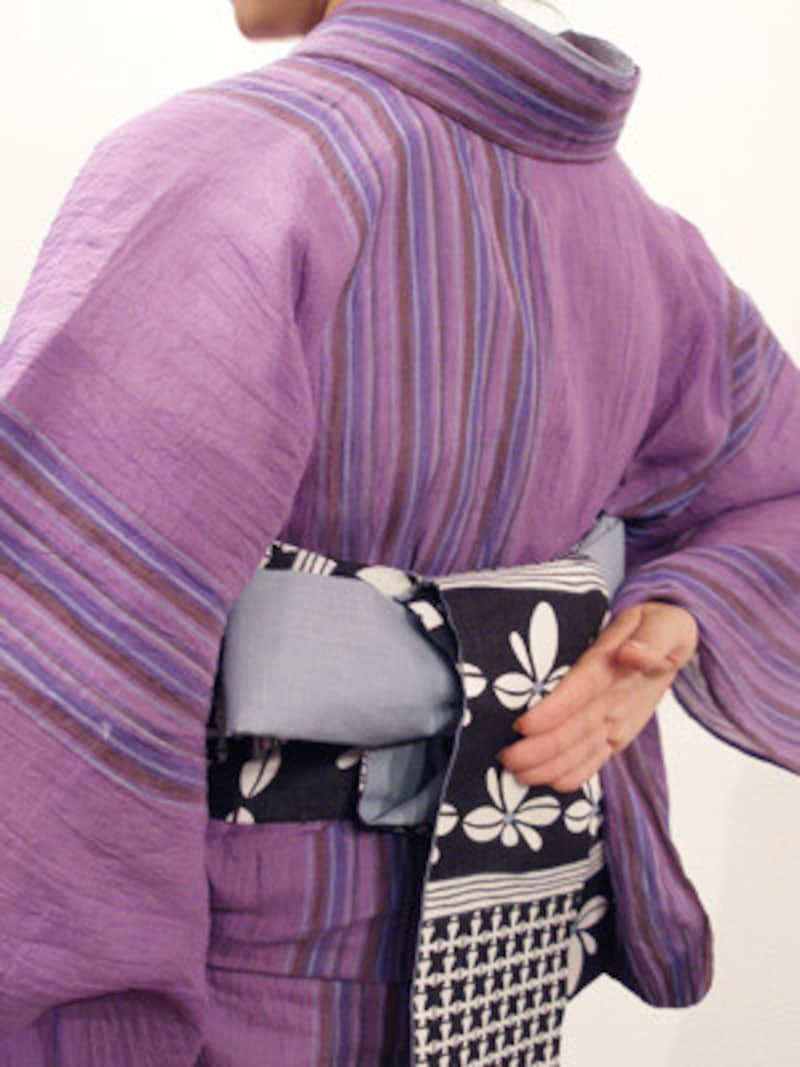 浴衣の着崩れ直し方2.伊達締めが隠れたら、帯の形を整えるのも忘れずに。