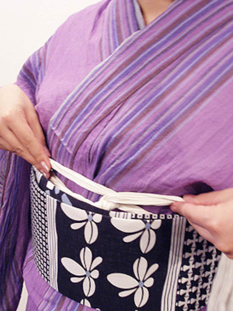 帯がきつくて苦しい時の直し方2.蝶結びにすると窮屈になりNG。苦しくないようみぞおちを避けてひと結びしたら、交差して…