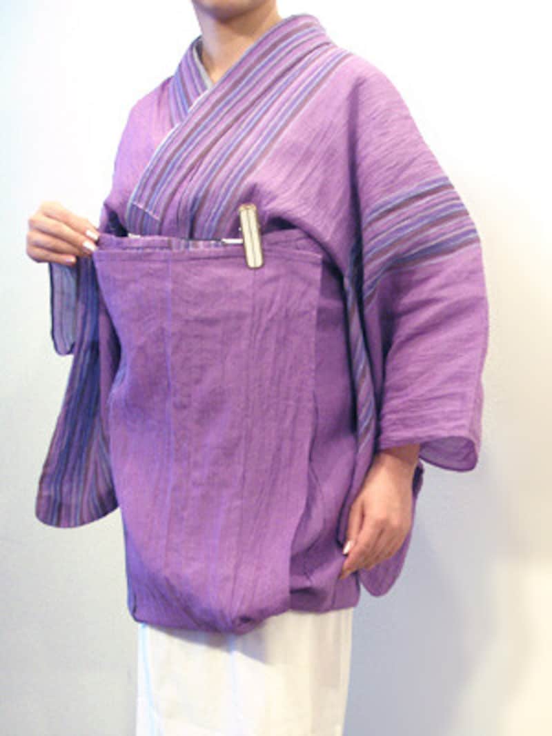 浴衣でトイレの仕方、まずは裾を持ち上げておく