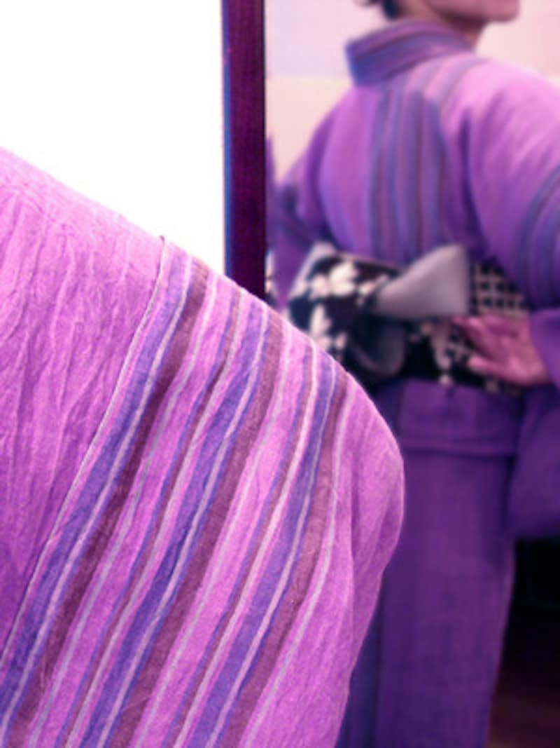 浴衣でトイレの仕方…最後はトイレを出る前に、鏡の前で入念にチェック