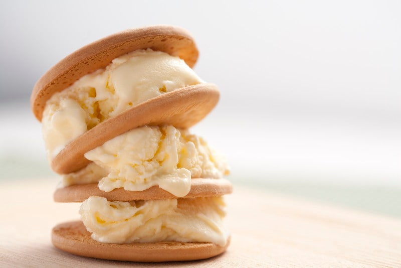 基本的には家にあがって挨拶を済ませてから渡しますが、アイスや花、会食時など例外もあります