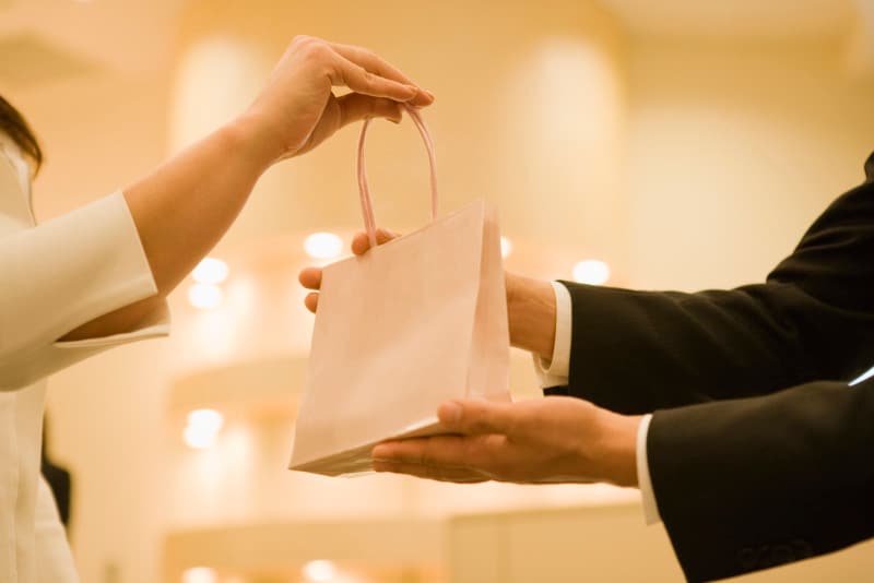 紙袋のまま差し上げる場合には、紙袋の底と取っ手の付け根あたりに手を添えて、相手が受取りやすいようにさし出し、「紙袋のまま失礼いたします」と言って渡します