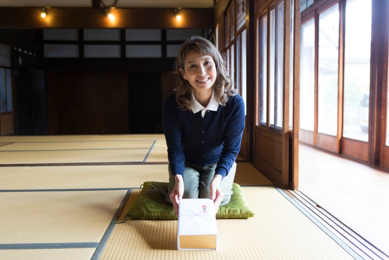 手土産を渡す言葉「つまらないものですが」に、日本人の感覚や礼儀の考え方があらわれています