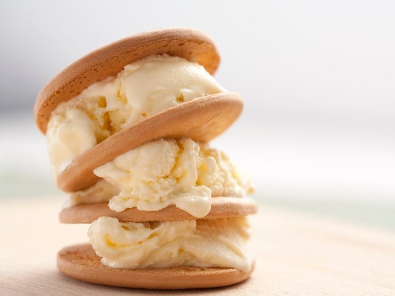 基本的には家にあがって挨拶を済ませてから渡しますが、アイスや花、会食時など例外もあります