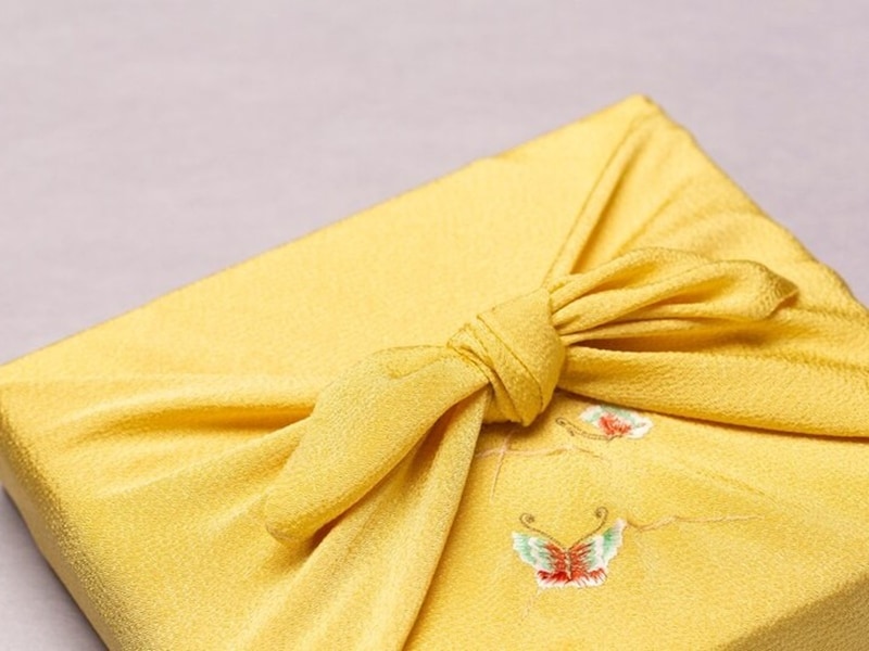 紙袋や風呂敷はほこりよけでもある。それをわきまえていれば、どんなシーンでも対応できます