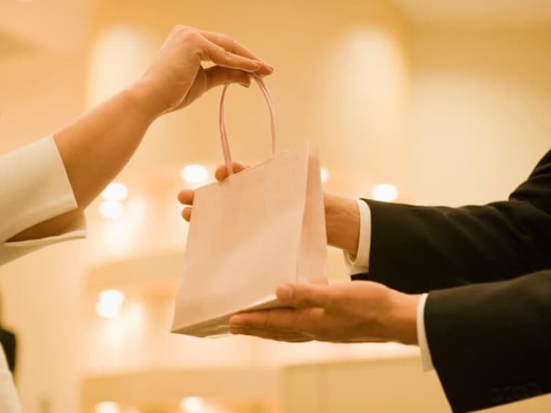 紙袋のまま差し上げる場合には、紙袋の底と取っ手の付け根あたりに手を添えて、相手が受取りやすいようにさし出し、「紙袋のまま失礼いたします」と言って渡します