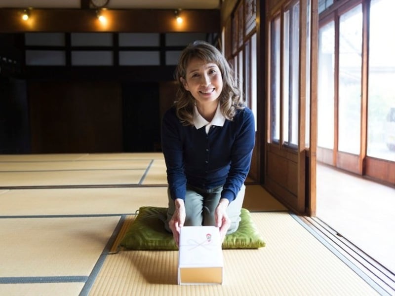 手土産を渡す言葉「つまらないものですが」に、日本人の感覚や礼儀の考え方があらわれています