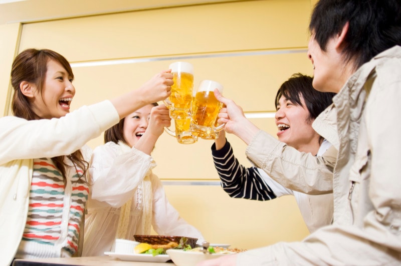 カジュアルなシーンではグラスを合わせることが多い