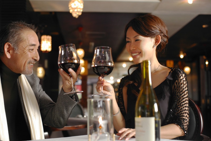 ワイングラスなら、グラスをあげてアイコンタクトしながら微笑んで