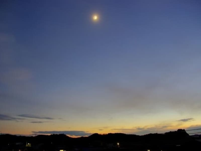 黄昏時の「黄昏月」