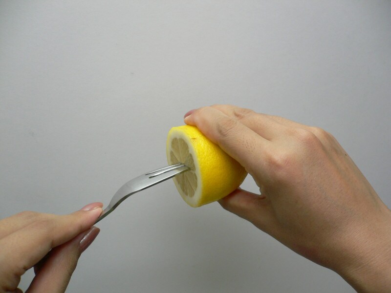 半切りレモンの絞り方、洋食はフォークをねじるようにしながら