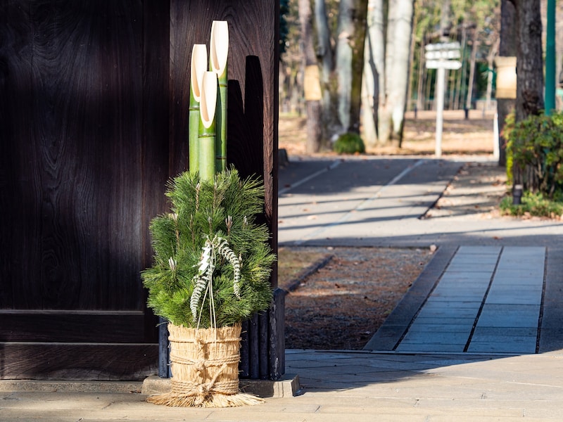 門松は年神様の案内役。本来はシンプルな松のみで、竹などが添えられるようになりました