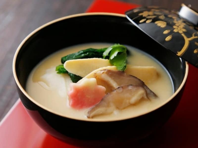 お雑煮は郷土色豊か! 白みそ、赤みそ、すまし汁、丸餅、角餅、あんこ餅、具材も多種多様です