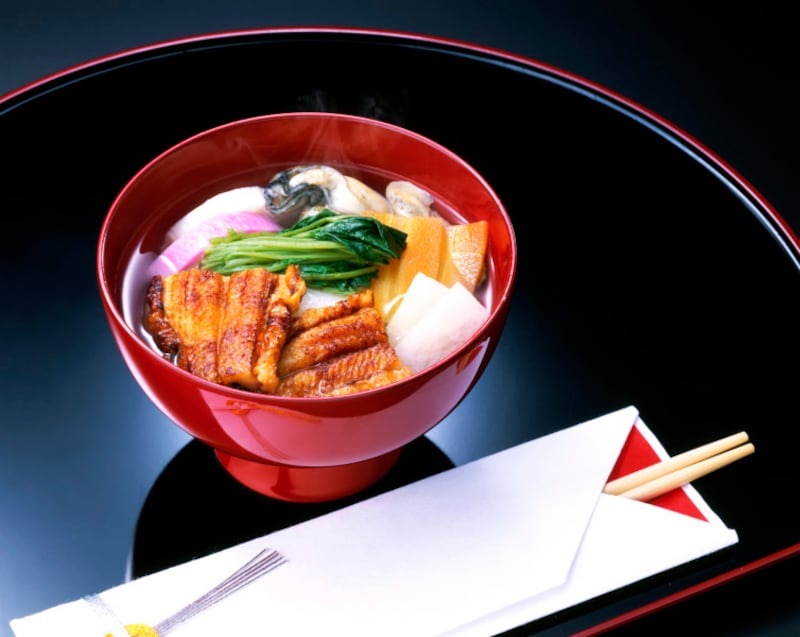 すまし汁に丸餅、牡蠣と穴子が入った広島のお雑煮