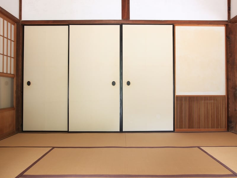 ドアならノック。襖の場合は「失礼します」と声をかけます