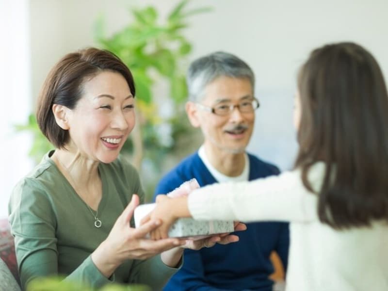 敬老の日にプレゼントを贈る方も。大切なのは労りや感謝の気持ちを表すことです