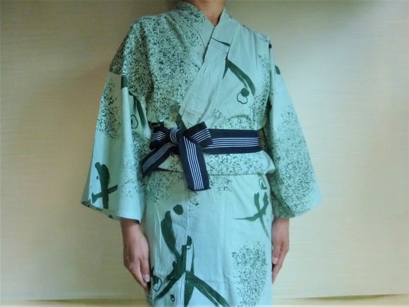 旅館・温泉宿の浴衣が長い場合は、おはしょりをとり、帯を衿のラインに合わせると格好良く見えます