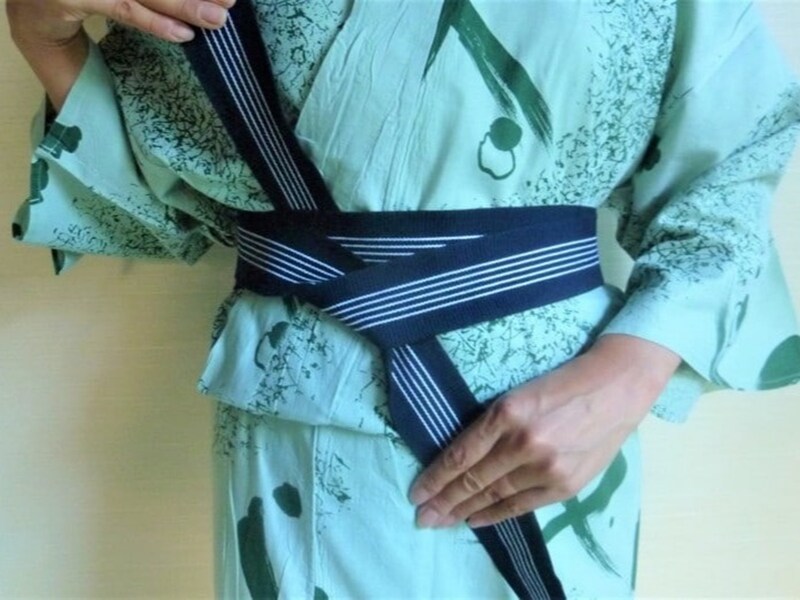 旅館・温泉宿の浴衣の帯を結ぶ際、片方を下の紐に通しておくと帯が緩みにくくなる