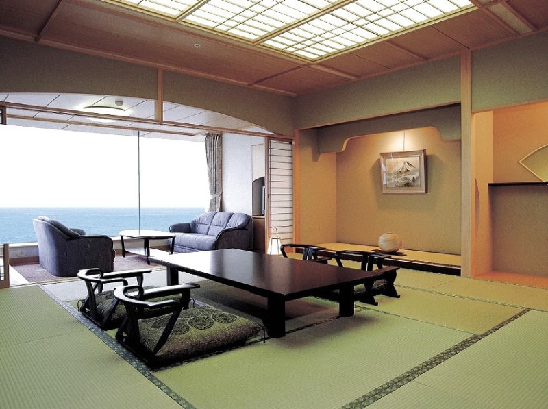 宿のしつらいや景色も旅の楽しみ。床の間や窓際に荷物を置くのはＮＧです