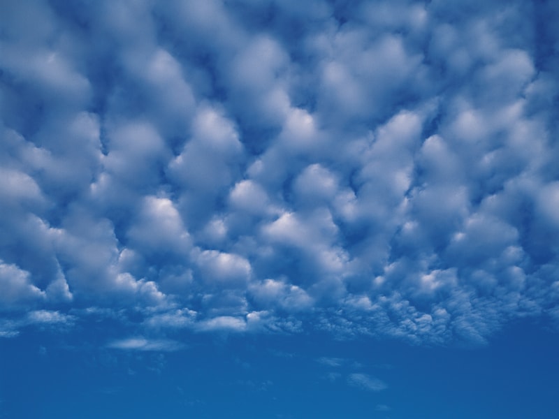 ひつじ雲のほうがかたまりが大きい