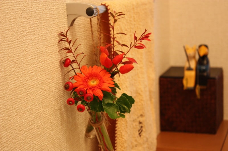 2本の試験管を麻紐で結んだだけで、オシャレな掛け花入れに♪