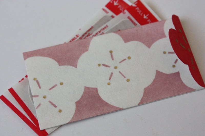 和紙製の小粋なぽち袋は、使い勝手も見た目も花まる！ 絆創膏などお助け小物を持ち歩くのに便利です