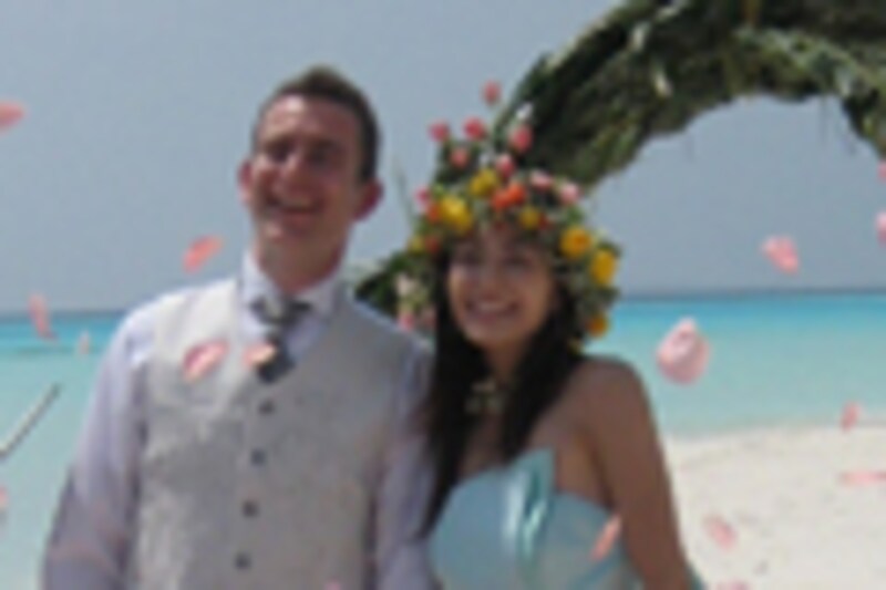 ビーチリゾートで透明感あるれる花嫁に