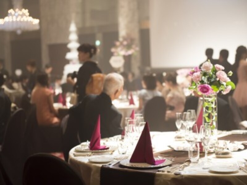 結婚式に 平服でお越しください と言われたら 参列時の服装解説 婚礼衣装 All About 結婚式に 平服でお越しください と言われたら 参列時の服装解説 婚礼衣装 All About