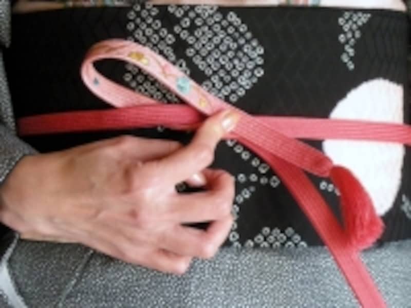 帯締めの基本「本結び」の結び方4：輪は大きめに作るとやりやすい