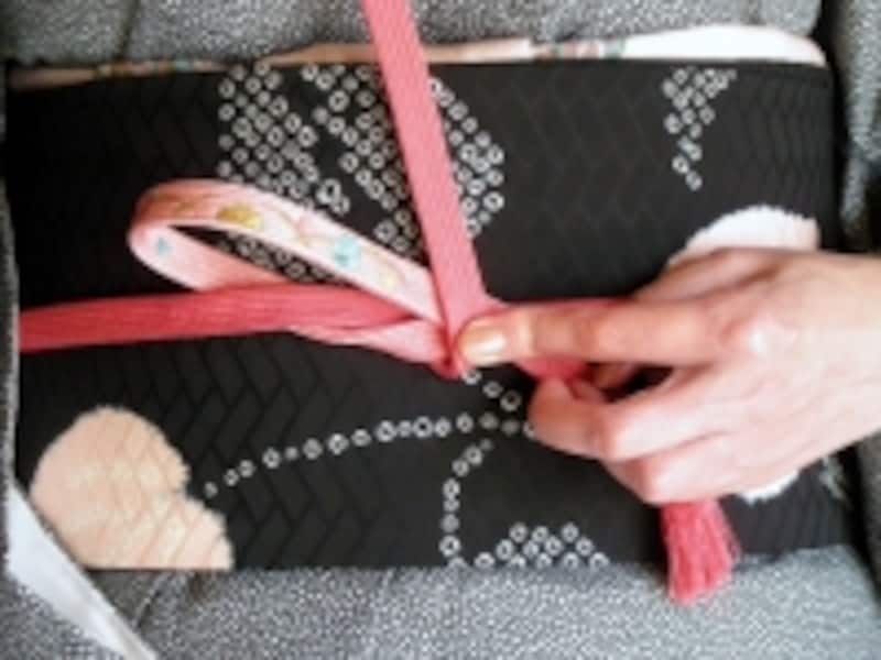 帯締めの基本「本結び」の結び方5：根元から折り上げる