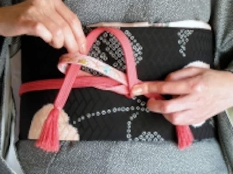 帯締めの基本「本結び」の結び方6：帯び締めの先から入れる