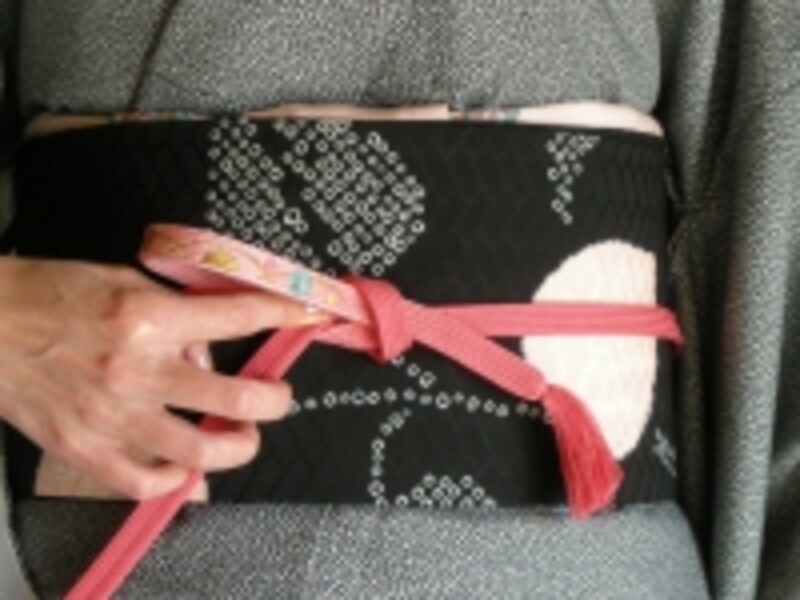 帯締めの基本「本結び」の結び方7：交差しているところをしっかり押さえる