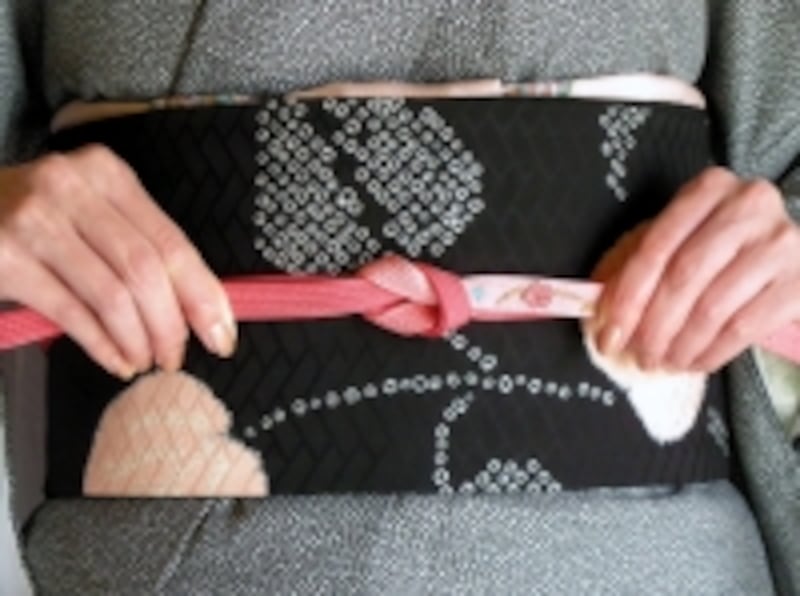 帯締めの基本「本結び」の結び方8：しっかり引き締める