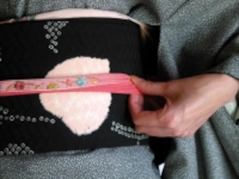 帯締めの基本「本結び」の結び方9：正面から見て一本に見えるように重ねる