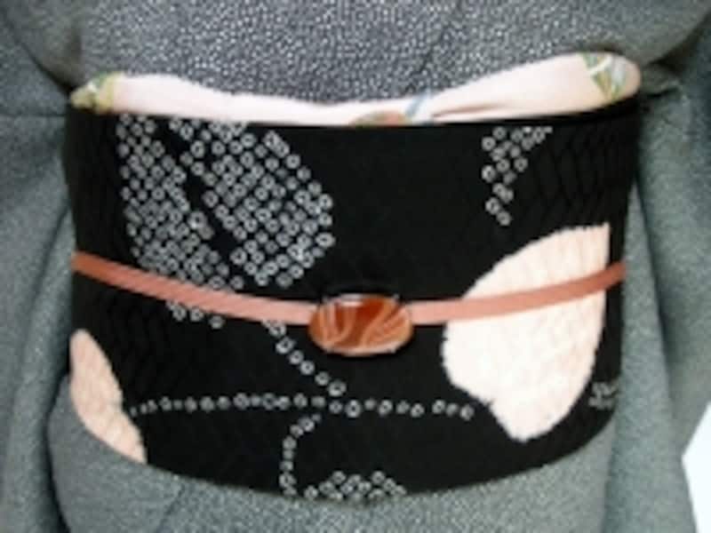 帯留めを使う時：帯留めを使う場合は結び目は後ろに