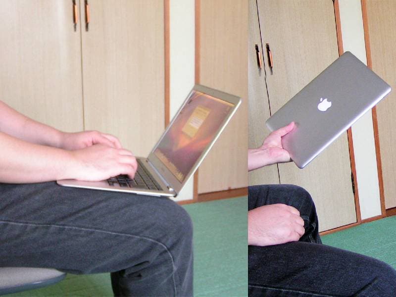 左側は膝の上に乗せたとき、右側は片手で持ったとき。いずれもしっかりした剛性で、しなりなどは感じません