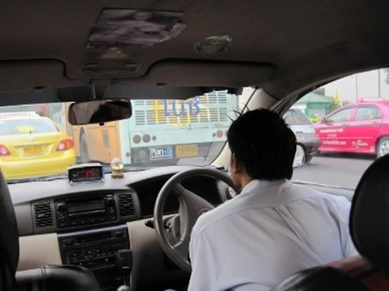 メーターを使わないタクシーは乗らない。「ウェア・ユー・ゴー？」としつこく聞いてくるトゥクトゥクには乗らないように。まだまだ残念なことに悪徳運転手が存在している