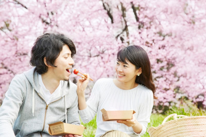 「はい、アーン」甘えん坊の彼は大きな息子みたい