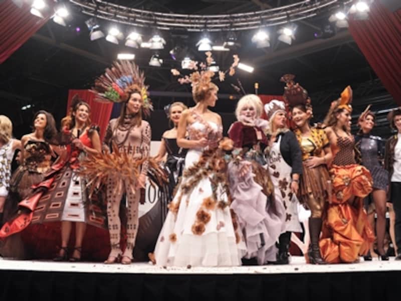 2009/10にパリで開催されたサロン・デュ・ショコラ。2009年のテーマはオペラ。ショコラをあしらった個性豊かな衣装に身を包んだモデルたちが会場の人々を魅了した (photo credit WORLD CHOCOLATE MASTERS)