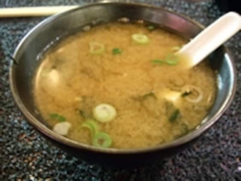 海外の日本食レストランのなかには、味噌汁をスープとして出す店も。この場合、ちりれんげで“食べる”ことに……