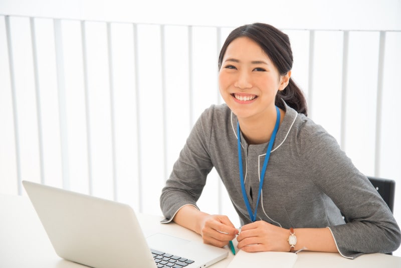 デスクワークの合間や化粧室でもできる簡単エクササイズ。こまめに繰り返しましょう。