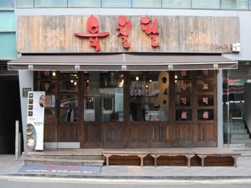 木造のかわいい外観が目印。ソウルで超有名な焼肉店です
