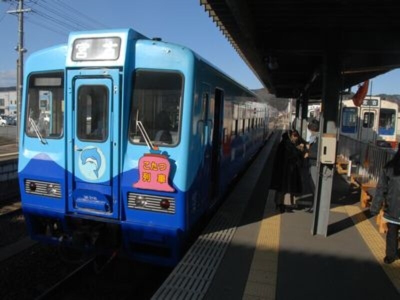 久慈駅で出発を待つ「こたつ列車」