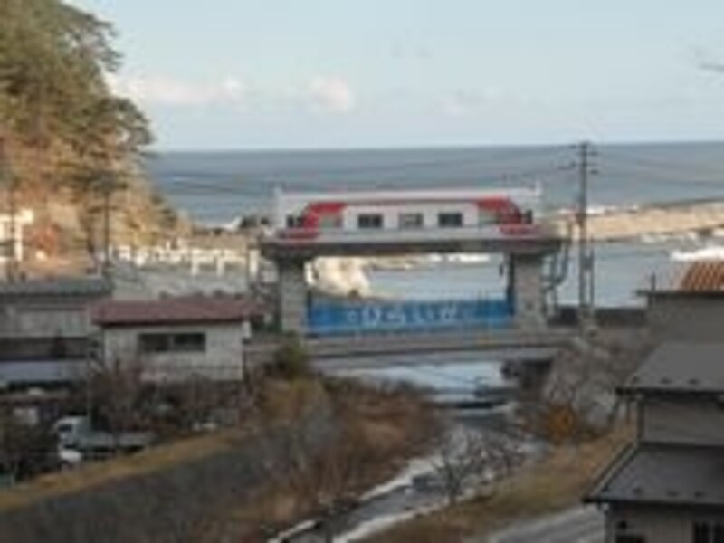 三陸鉄道の車両の形をした水門が目に留まる